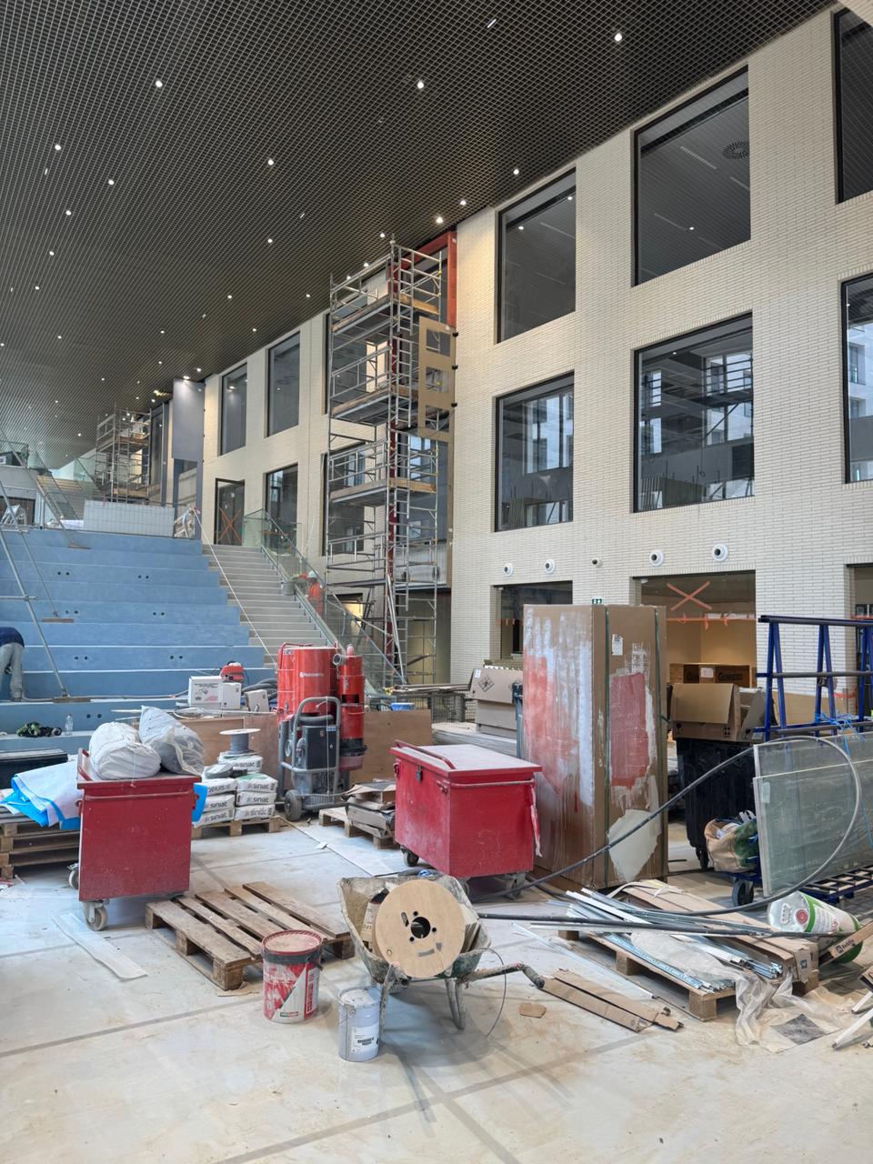 Échafaudage installé dans un chantier intérieur avec sécurisation des zones
