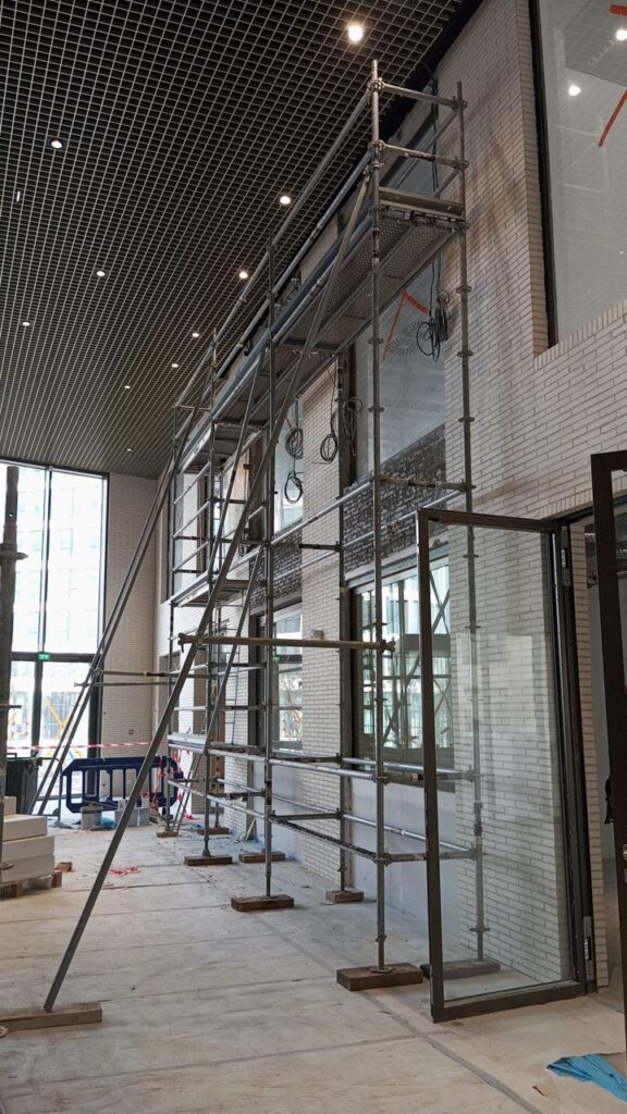Échafaudage intérieur pour travaux de rénovation dans un bâtiment