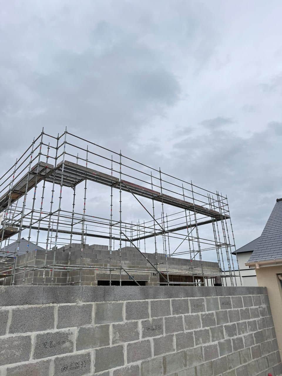 Échafaudage périphérique autour d’une maison en maçonnerie