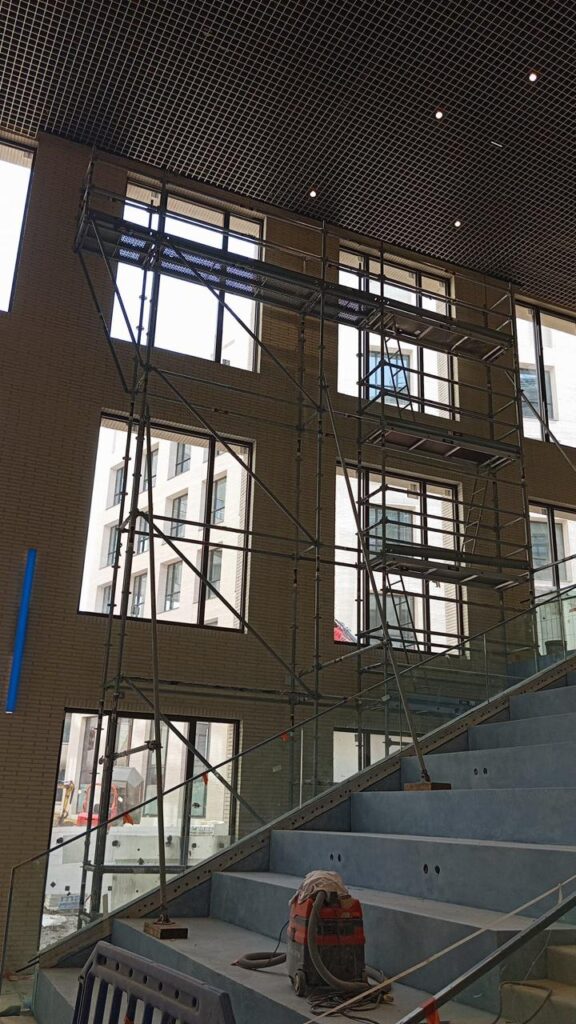 Échafaudage intérieur pour travaux de rénovation de bâtiment