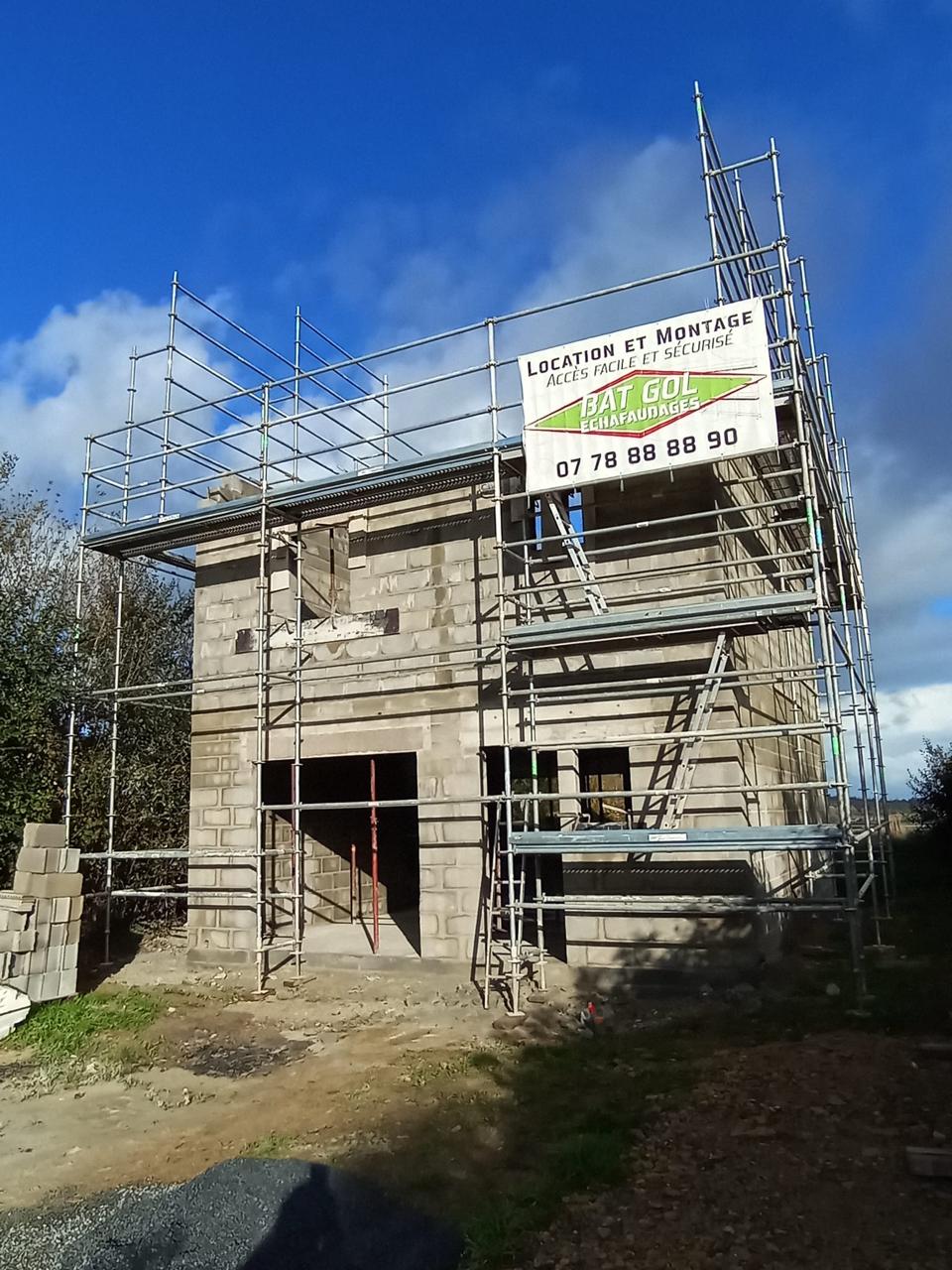 Échafaudage sur structure complexe en construction