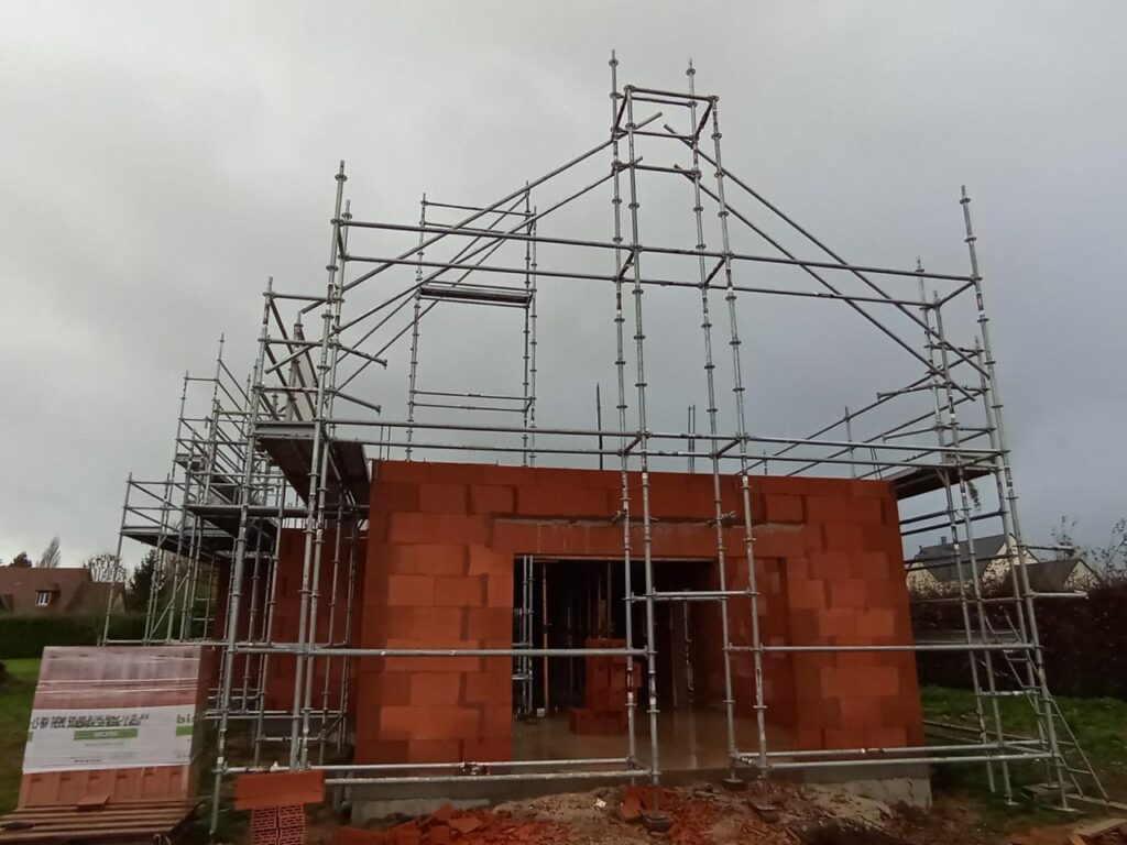 Échafaudage chantier maison brique
