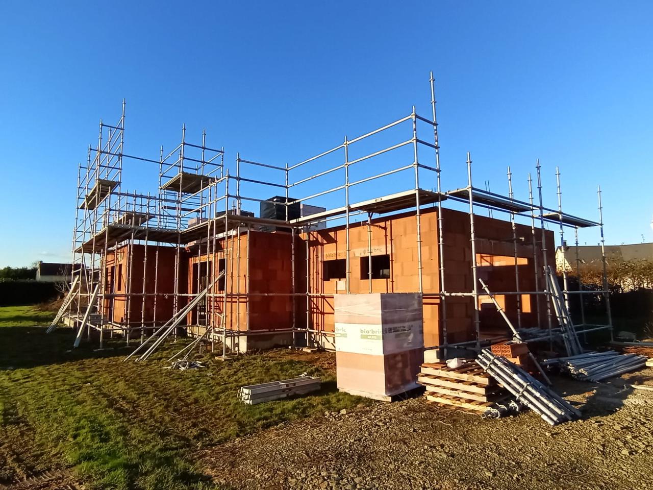 Échafaudage sur maison en briques en cours de construction