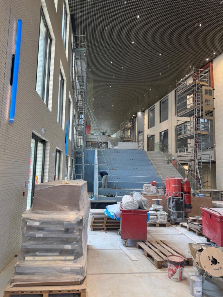 Préparation de chantier avec échafaudage intérieur