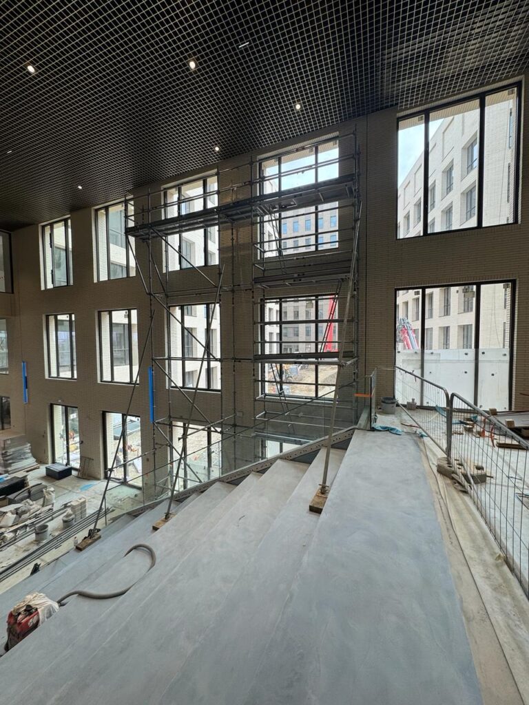 Échafaudage intérieur grande hauteur pour rénovation