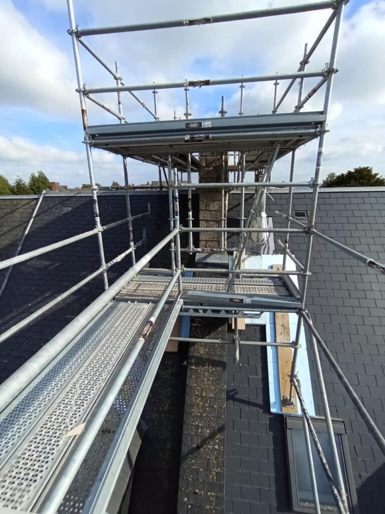 Accès sécurisé par échafaudage pour travaux en toiture