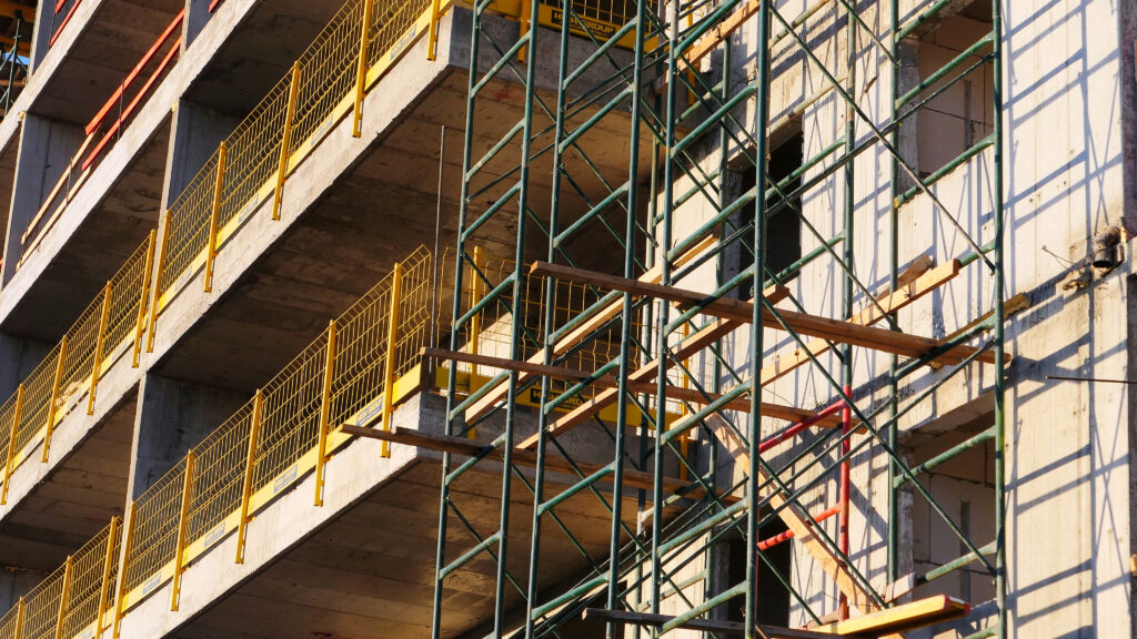 Échafaudage avec protection de façade en milieu urbain