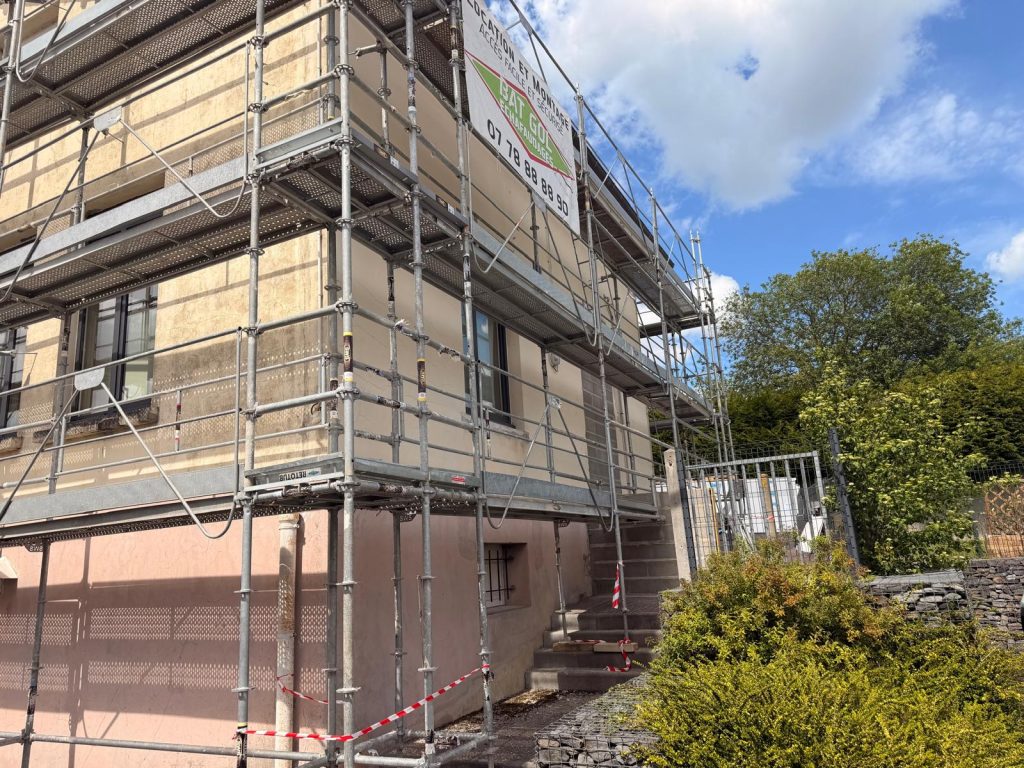 Installation de l'échafaudage de façade à Bayeux